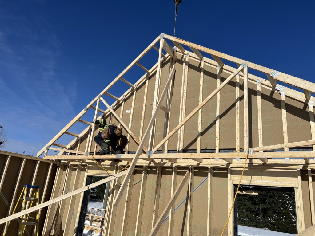 Charpente et fermes de toit d’une construction neuve