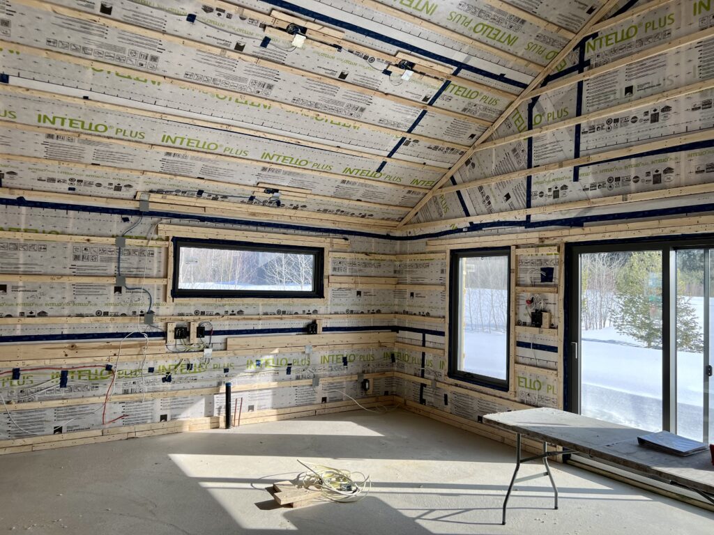 Intérieur d’une maison en construction avec membrane pare-vapeur intelligente